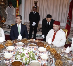 Sus Majestades los Reyes junto al Rey Mohamed VI y la Princesa Lalla Salma momentos antes de la cena
